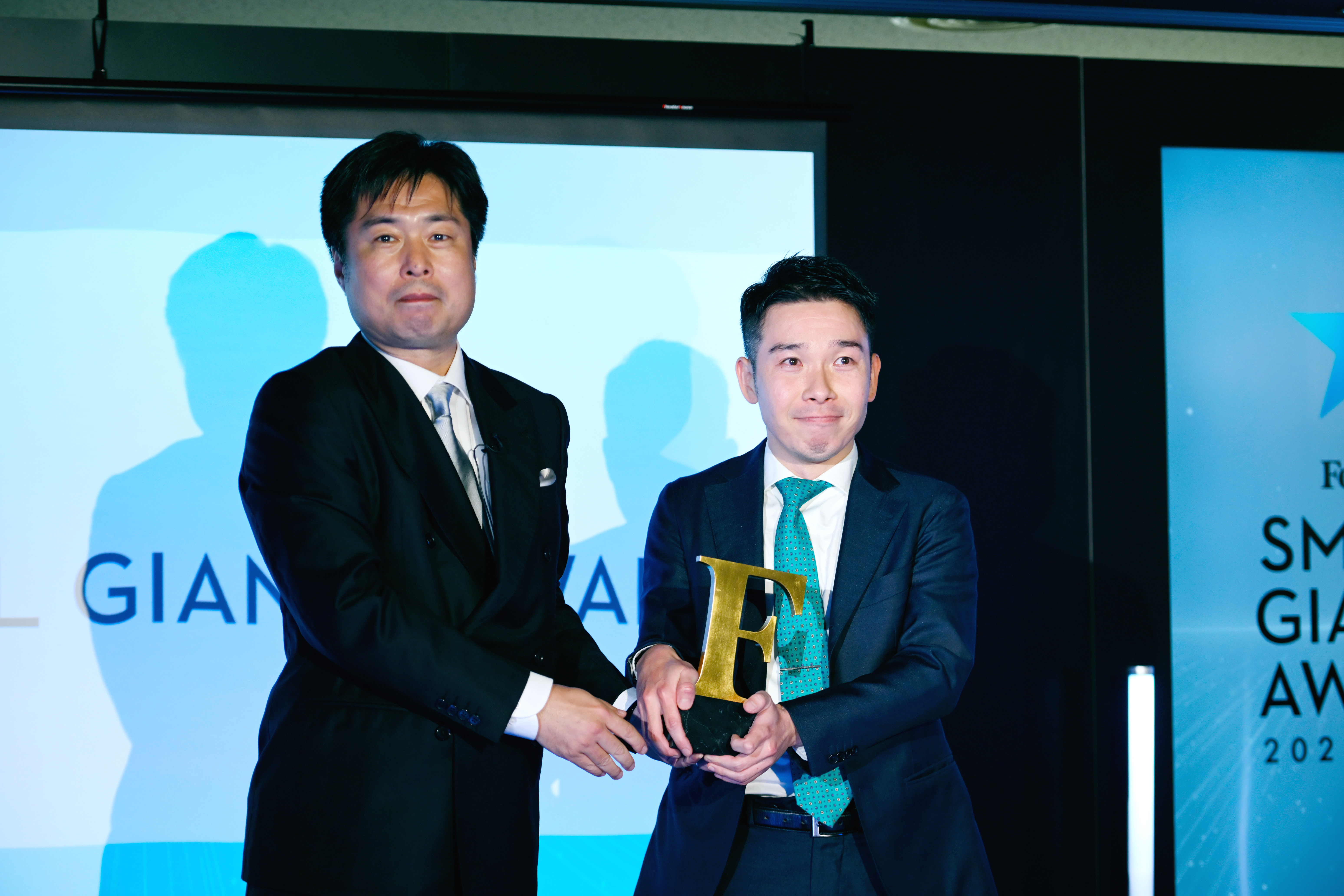 To the left: Forbes JAPAN Chief Editor Mr. Masaharu Fujiyoshi And to the right: AMCON CEO Mr. Manabu Aizawa